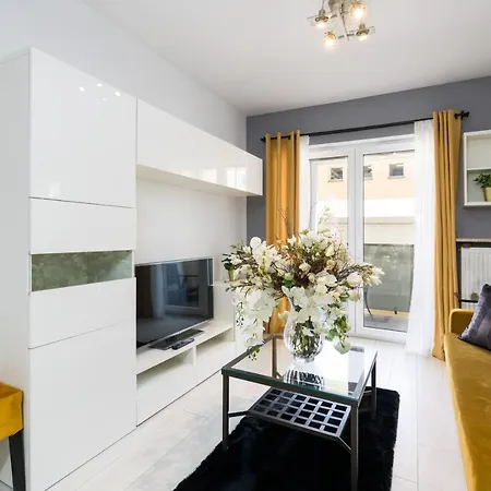 Czarnieckiego With Free Parking By Renters